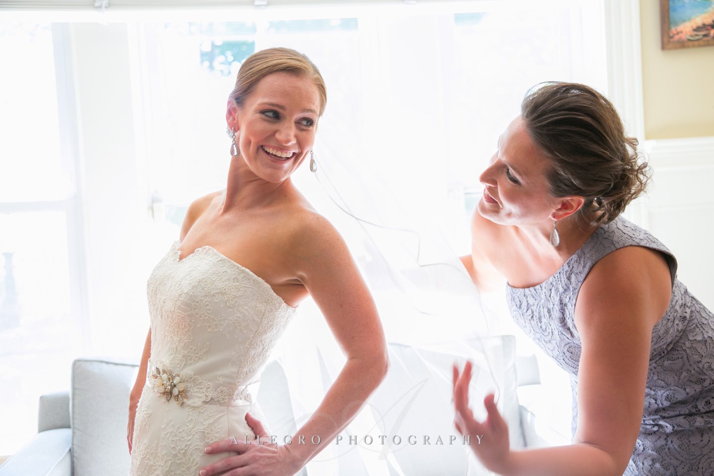 sister checks out bride - photo by Allegro Photography