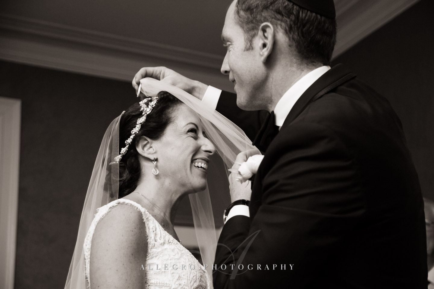 bedecken - putting on the veil jewish tradition -photo by Allegro Photography