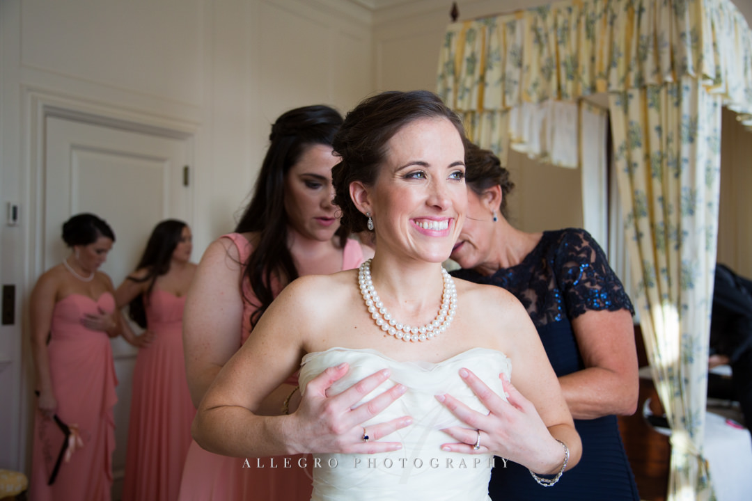 bride getting ready at the crane estate - photo by allegro photography