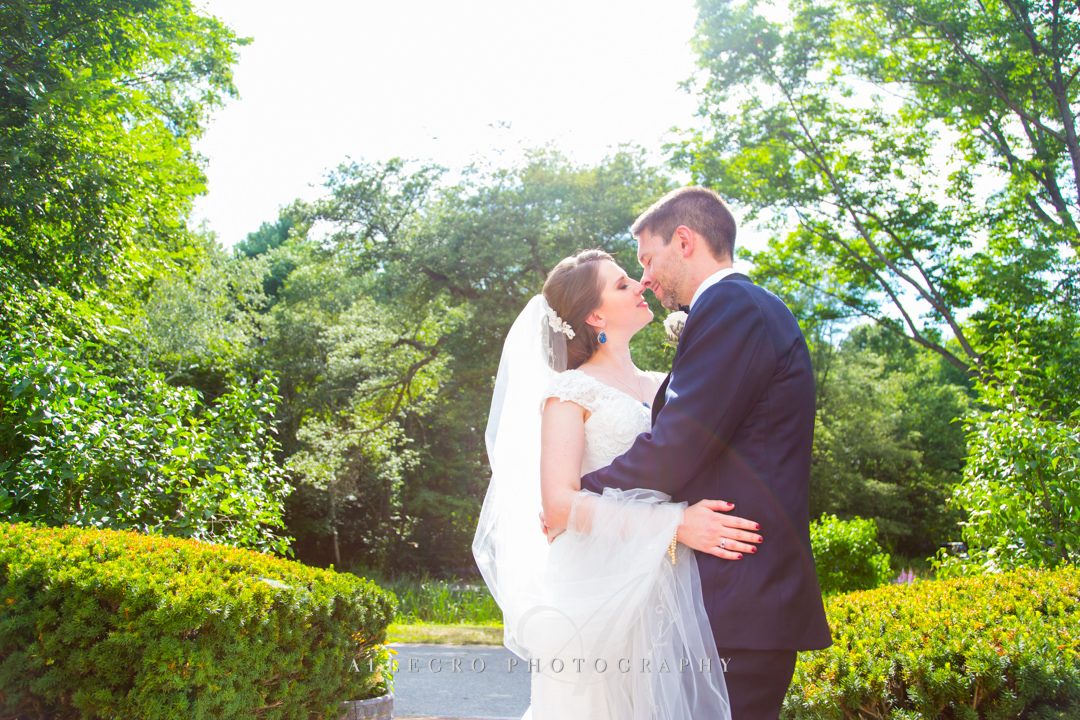 outdoor wedding portraits at the pierce house - photo by allegro photography