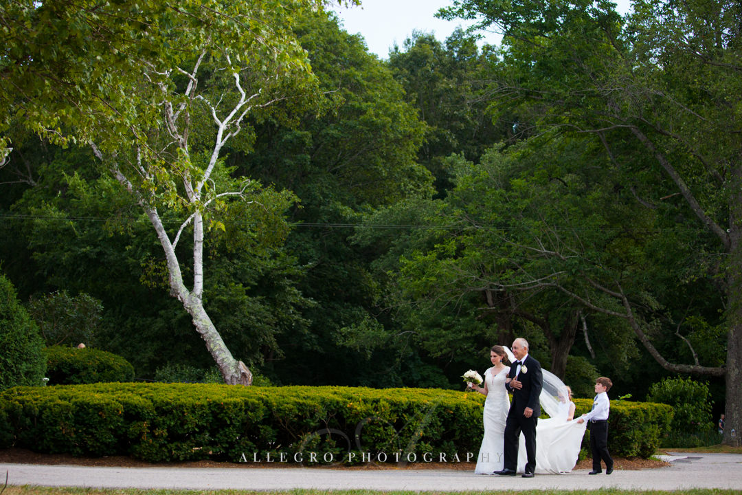 bride walking down the aisle at the pierce house - photo by allegro photography