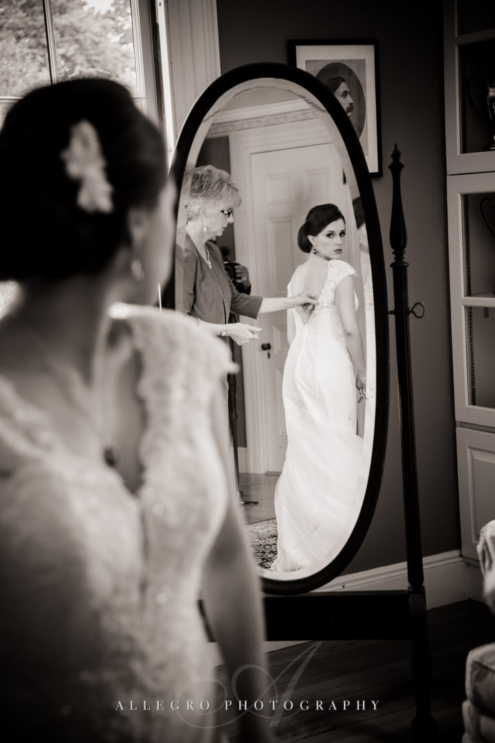 bride getting ready at the pierce house - photo by allegro photography