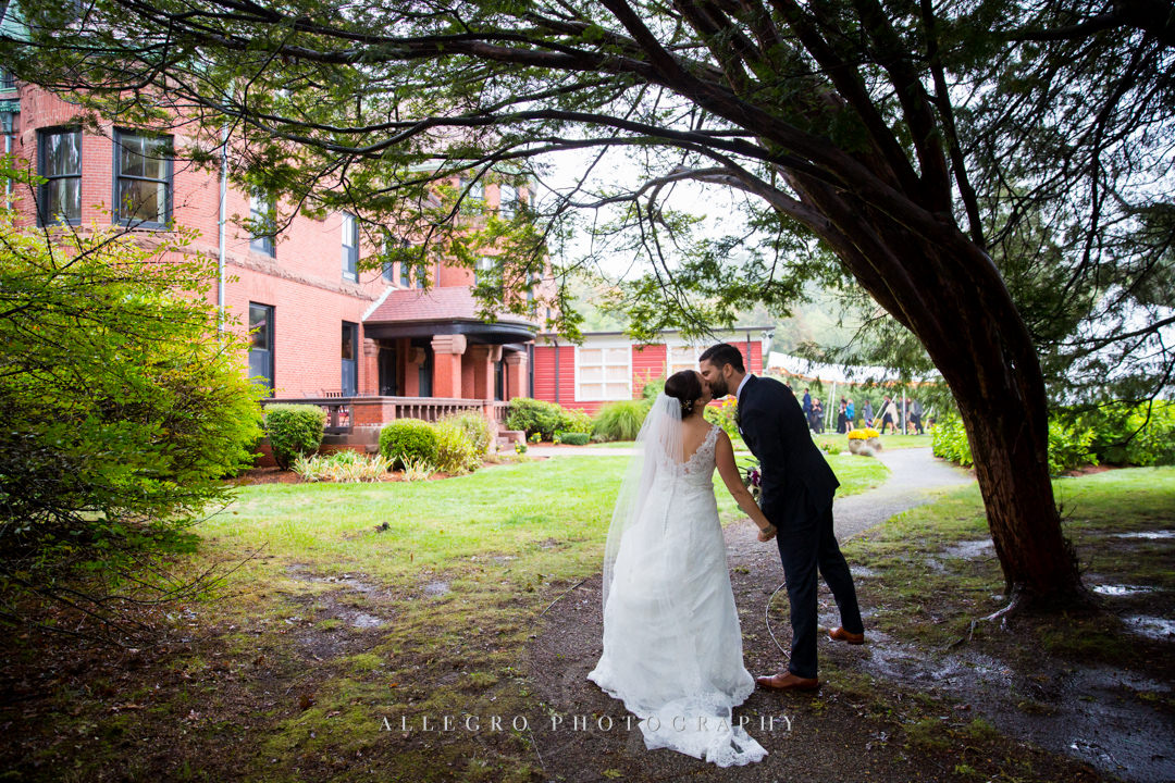 wedding kiss at the stevens estate - photo by allegro photography