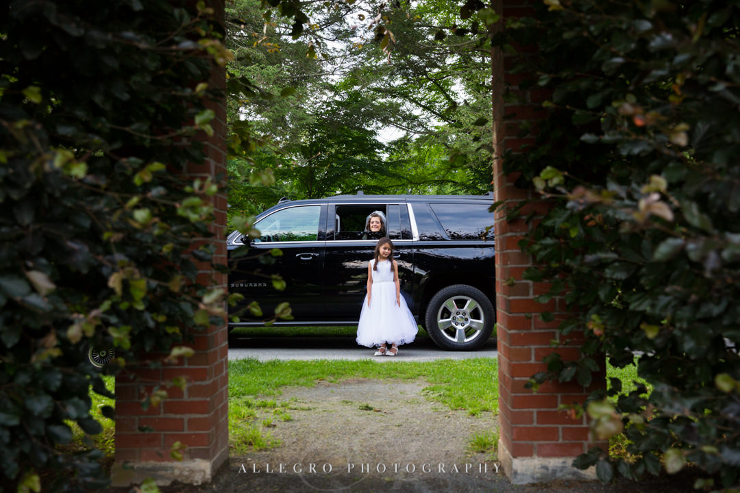 allegro photography: bride and flower girl arrive at elm bank in suv