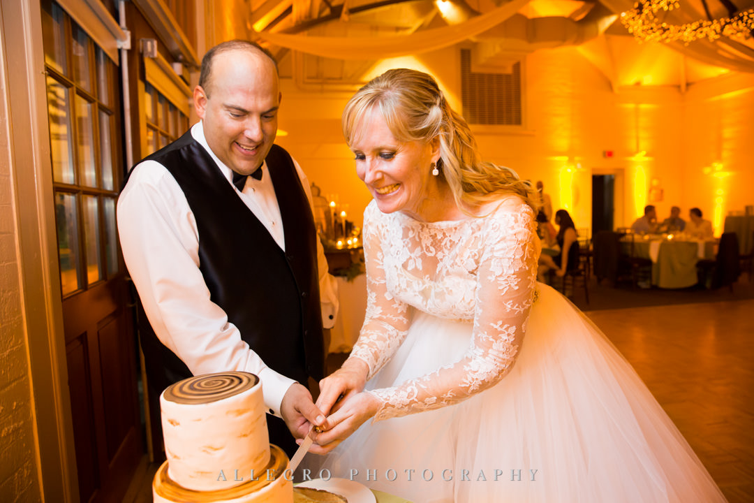 Bride and groom cut their cake at wedding | Allegro Photography